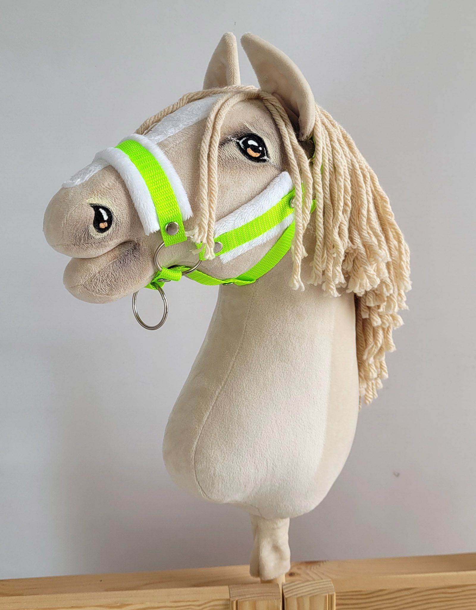 Halster met bont voor een A3 stokpaard, neon groen & wit