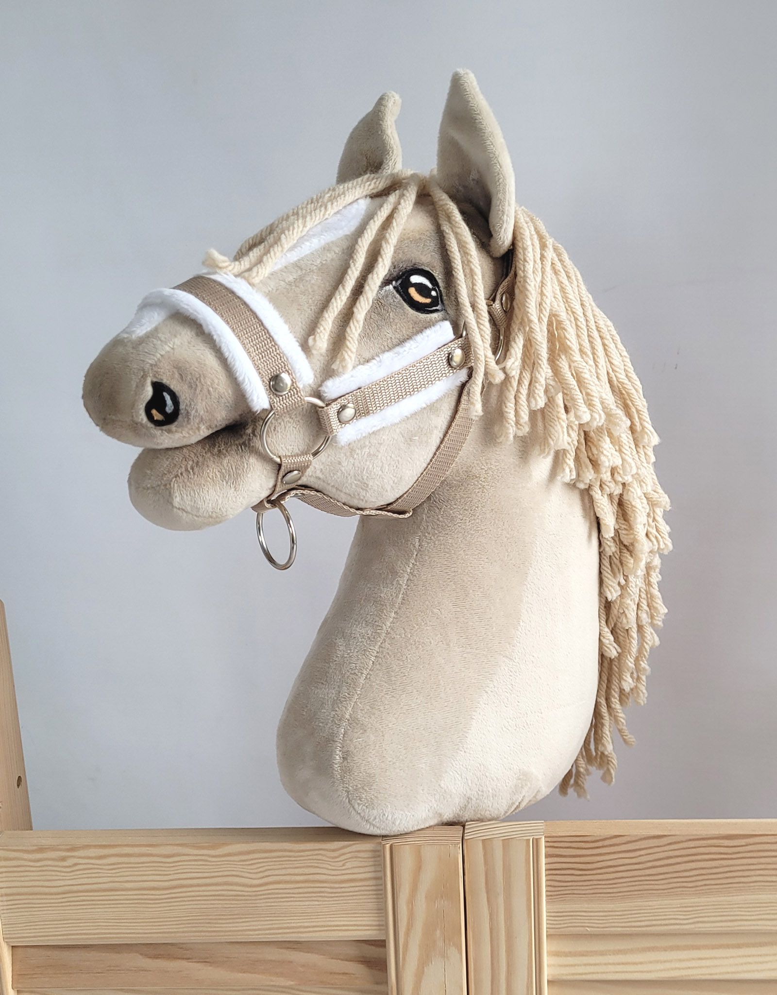 Halster met bont voor een A3 stokpaard, beige & wit