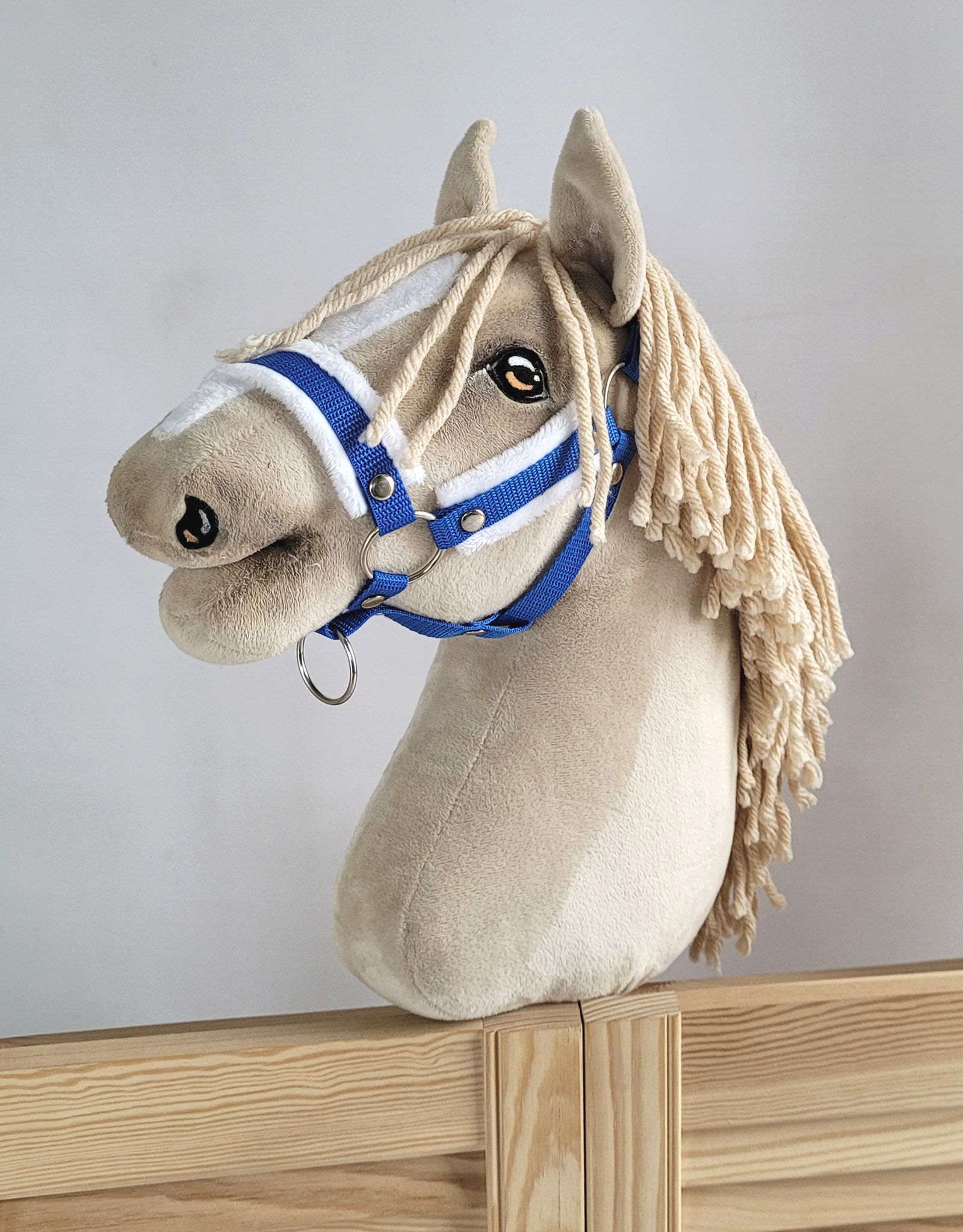 Halster met bont voor een A3 stokpaard, blauw & wit