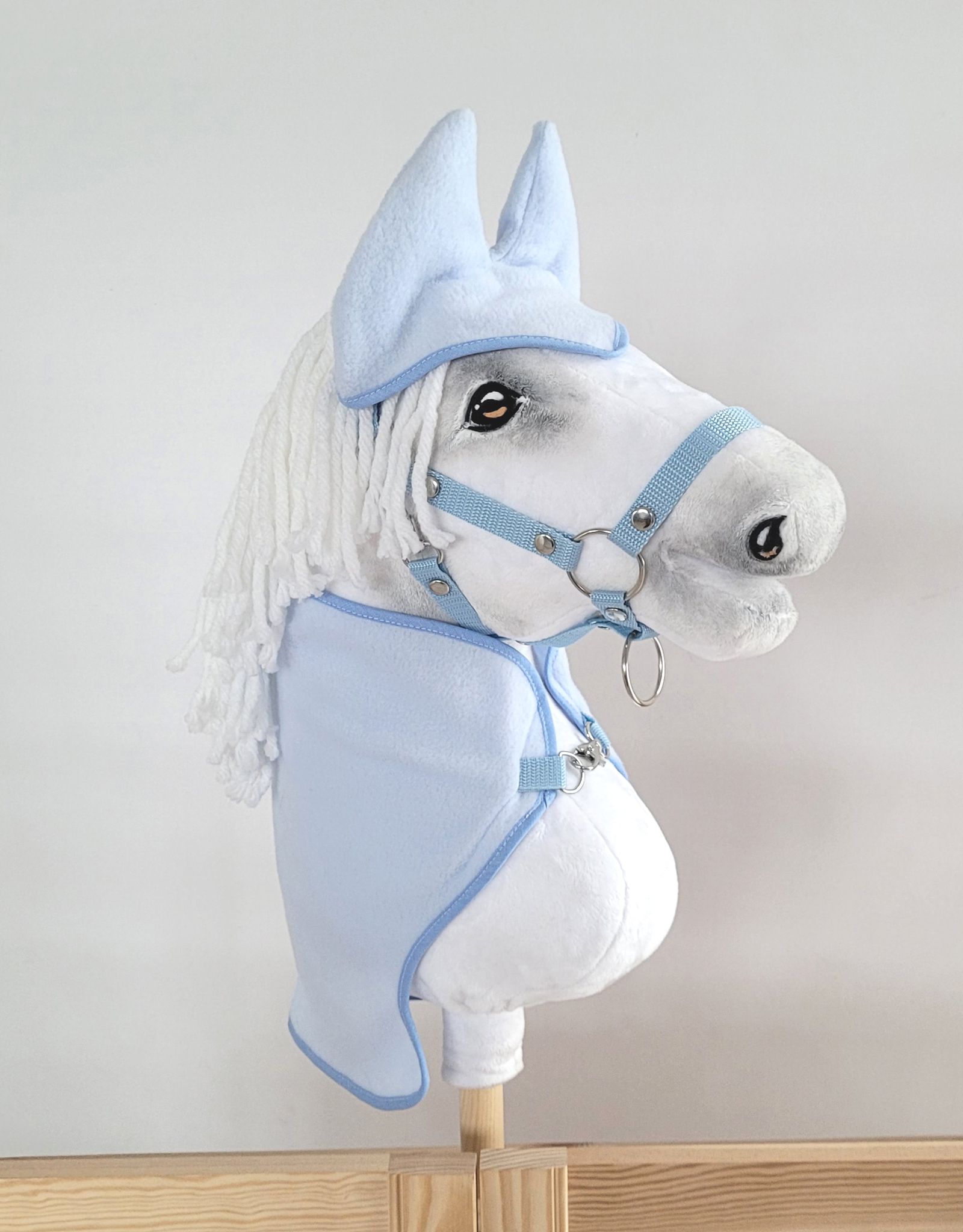 Fleece set (deken + oorwarmers) voor een A3 stokpaard, lichtblauw