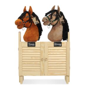 Houten stal met deuren voor hobbyhorses