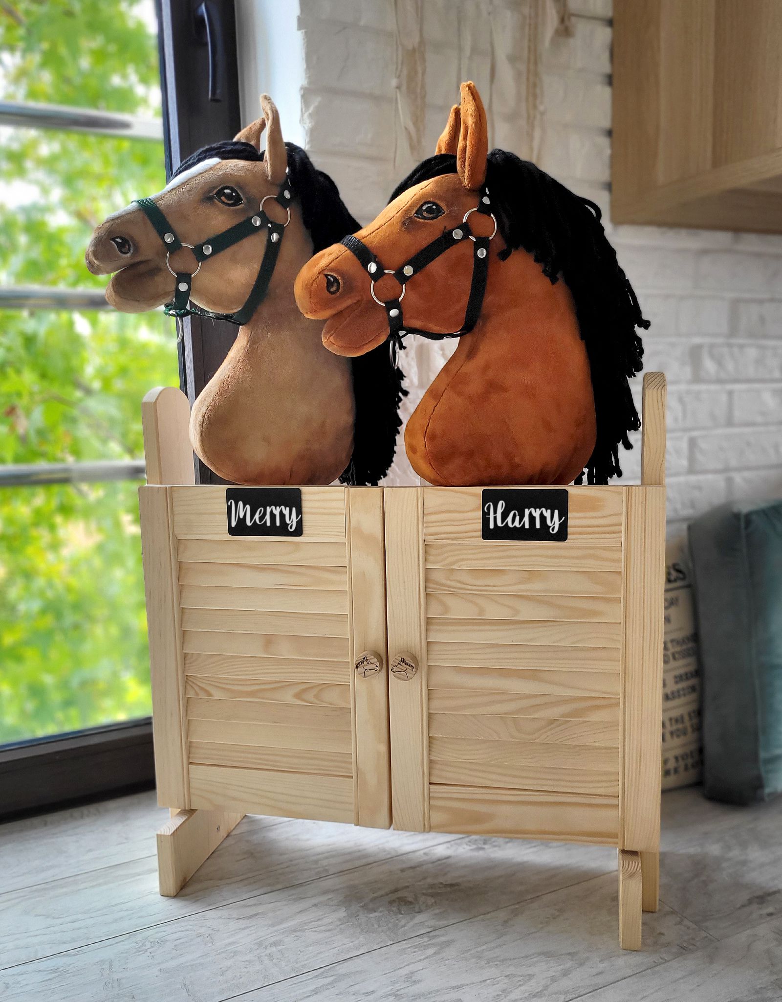 Houten stal met deuren voor stokpaarden