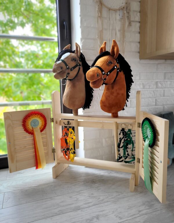 Houten stal met deuren voor hobbyhorse