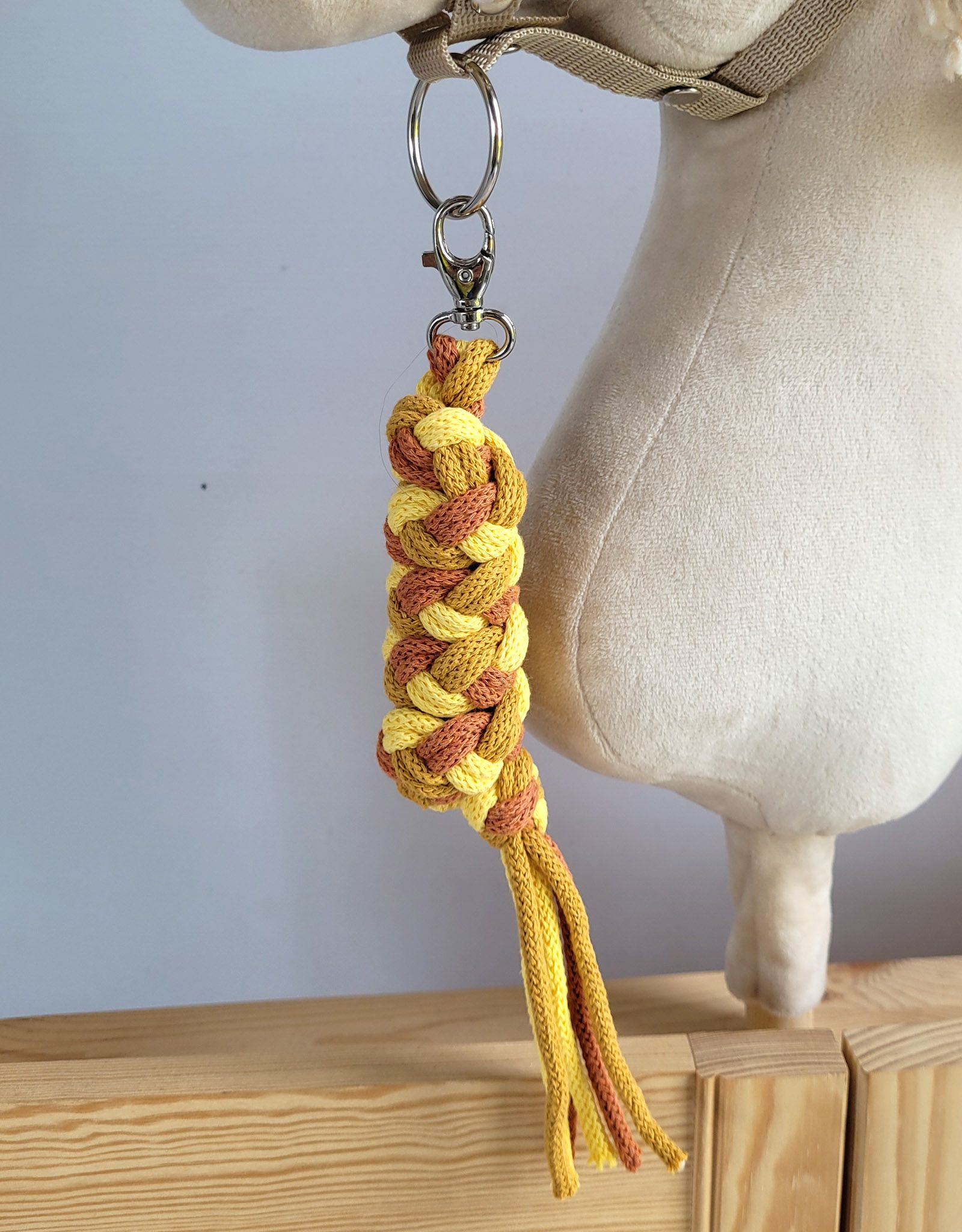 Gevlochten halsterleiband driekleurig voor stokpaard geel/mosterd/terracotta