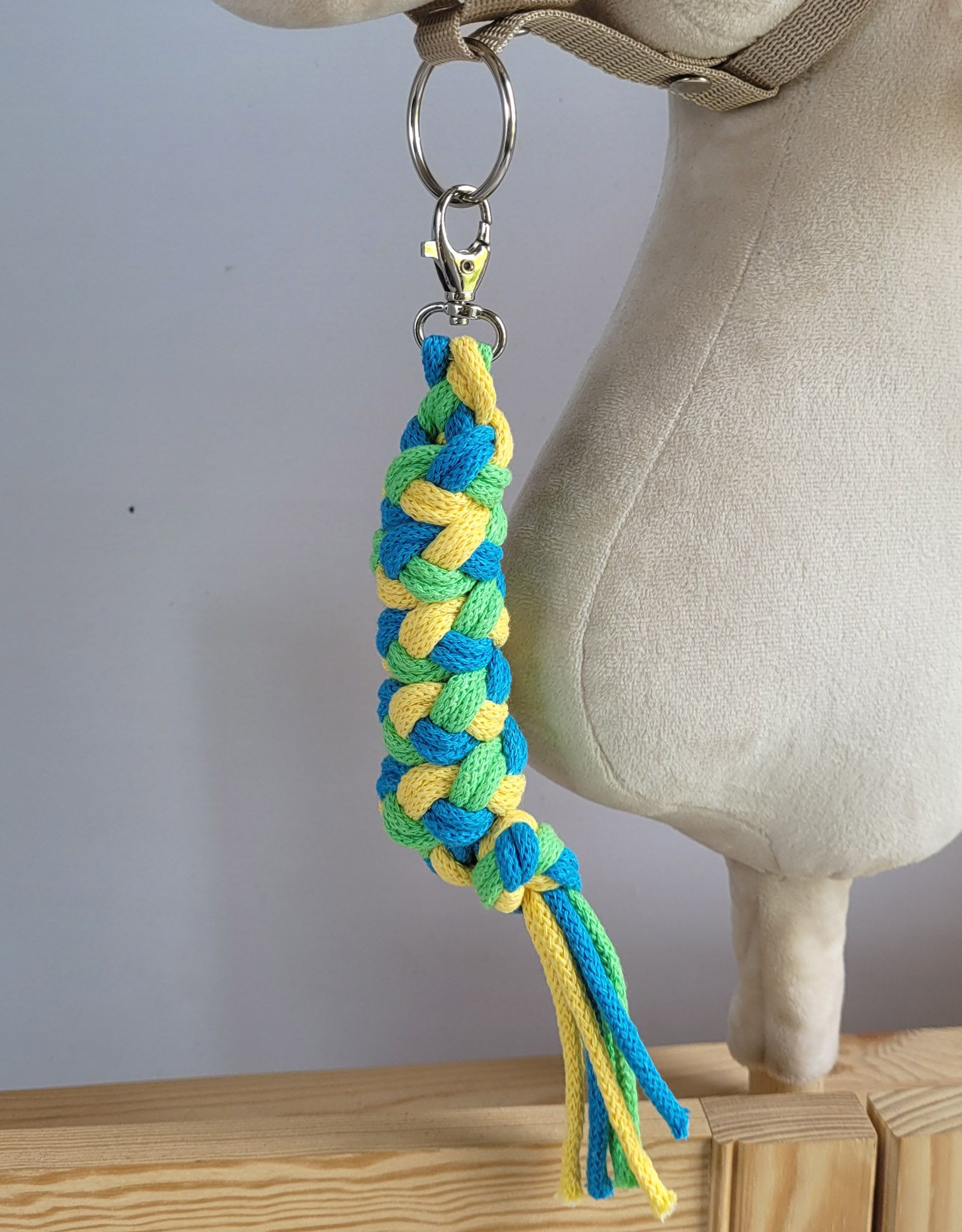 Gevlochten halsterleiband driekleurig voor stokpaard geel/turquoise/lichtgroen