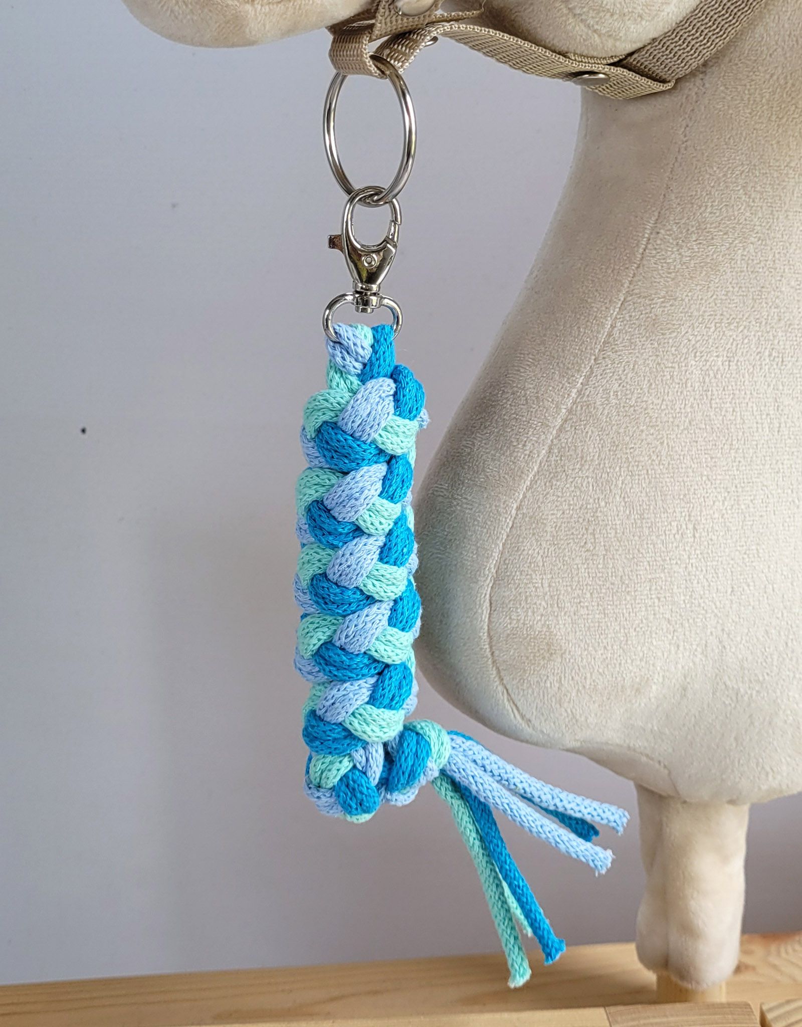 Gevlochten halsterleiband driekleurig voor stokpaard blauw/turquoise/mint