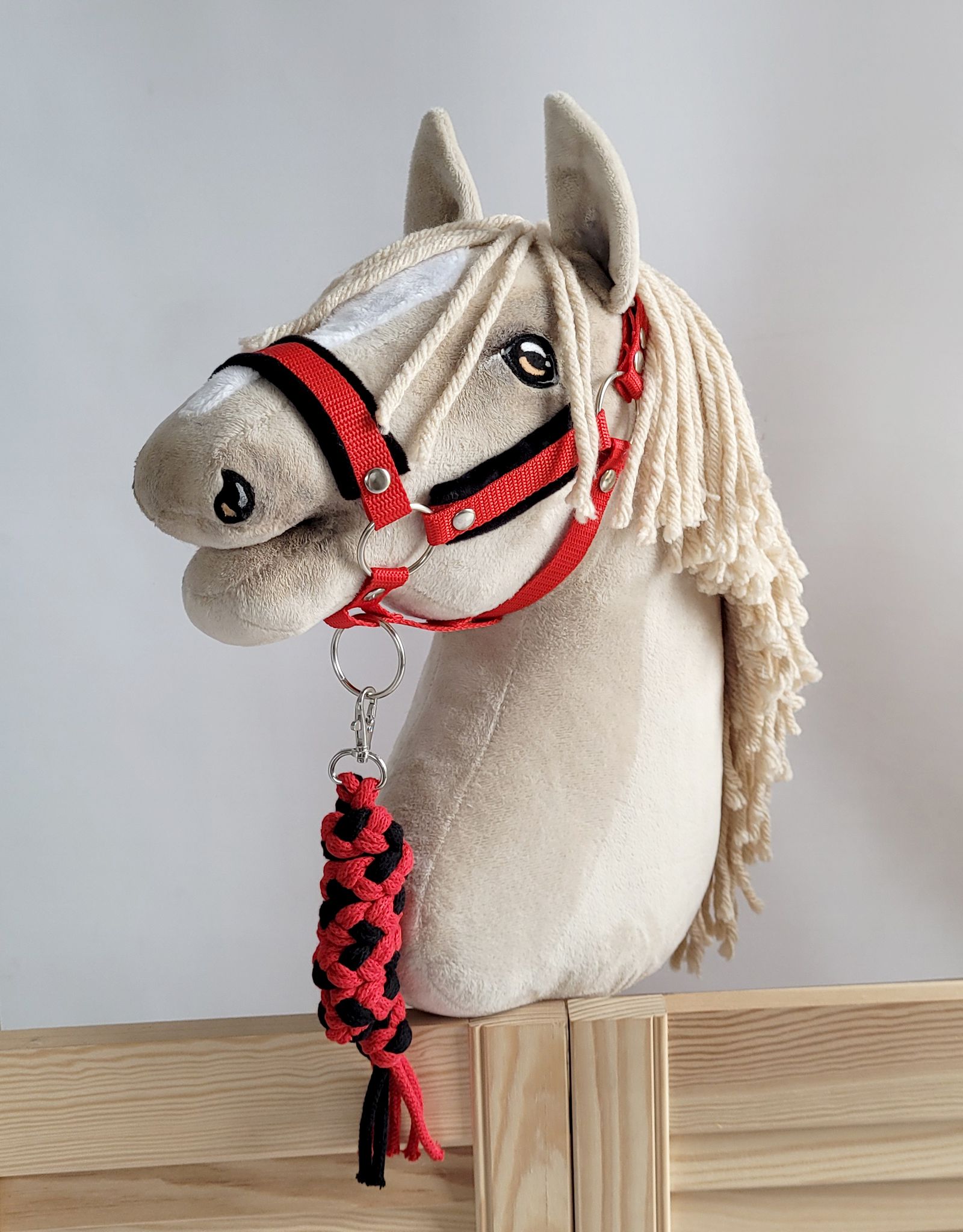 Halsterset met Bont voor een hobbypaard, Rood & Zwart