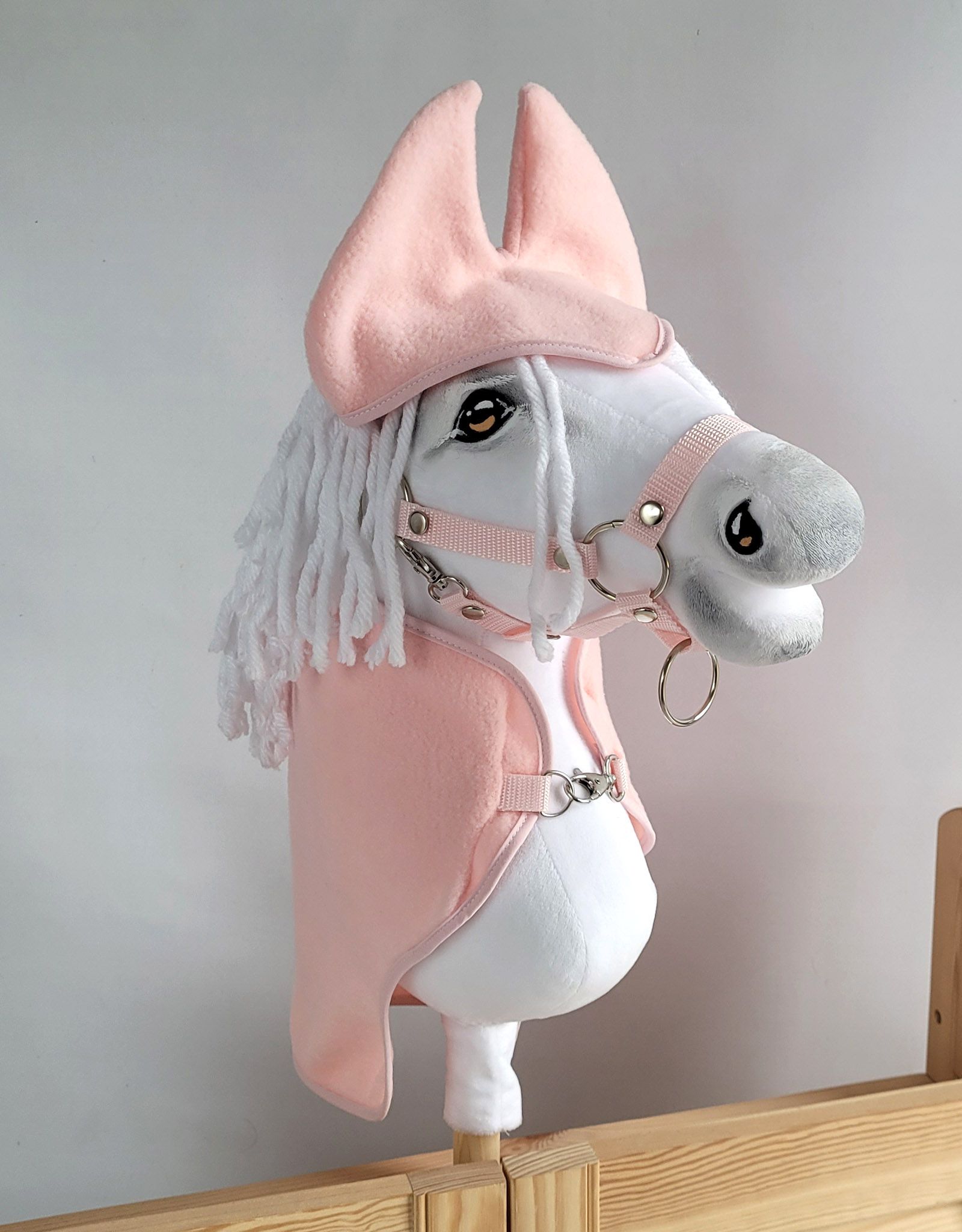 Fleece set (deken + oorwarmers) voor een A3 stokpaard, lichtroze